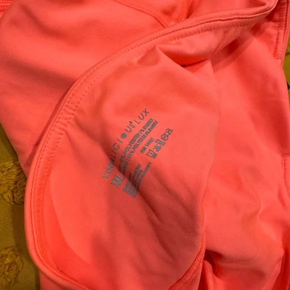 YOGALICIOUS SHORTS - Picture 3 of 4